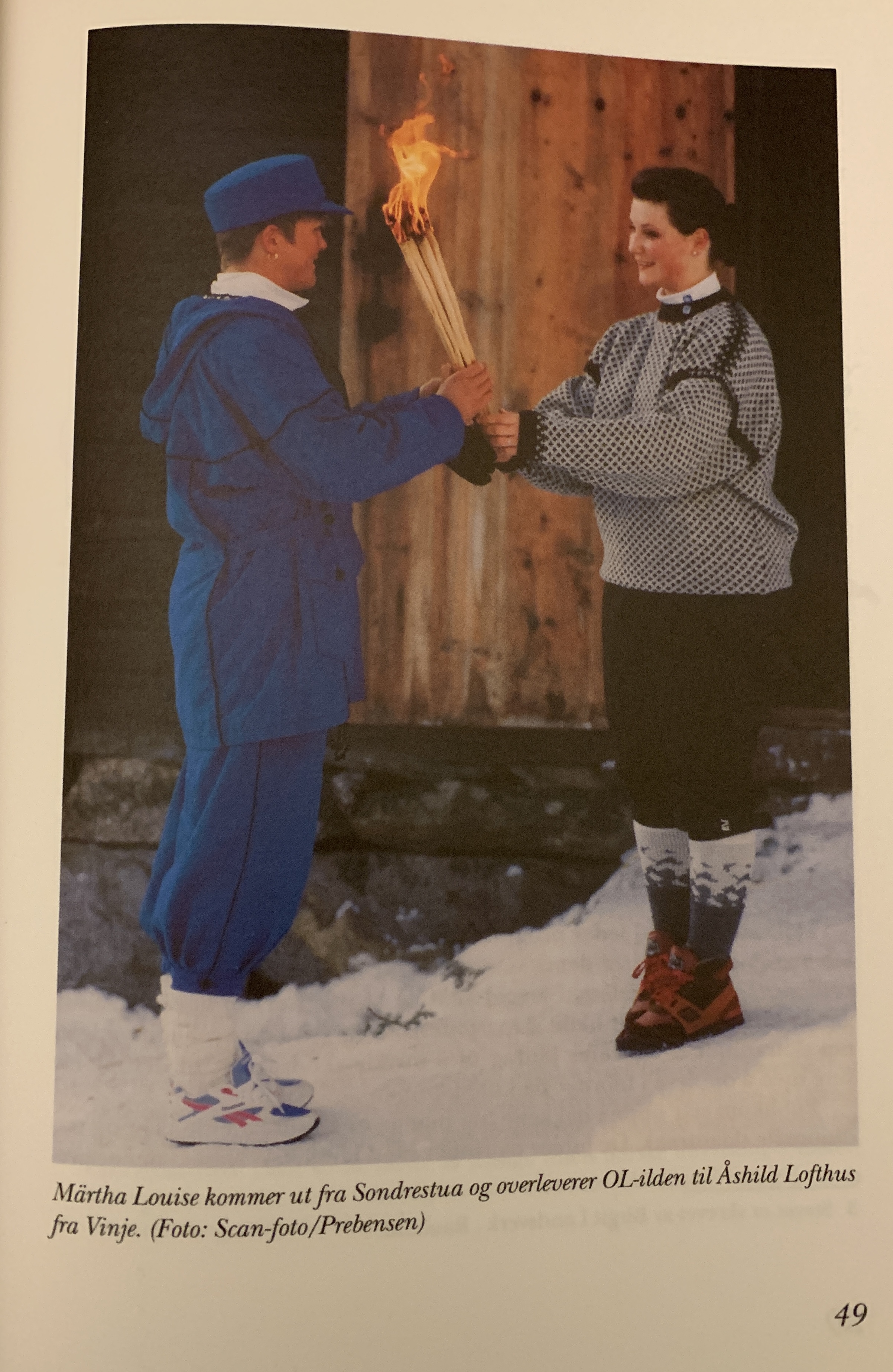 Lot #3021 Lillehammer's 'Morgedal Flame' pinewood relay torch—one of three used for Norway's 1994 Winter Olympics - Image 6